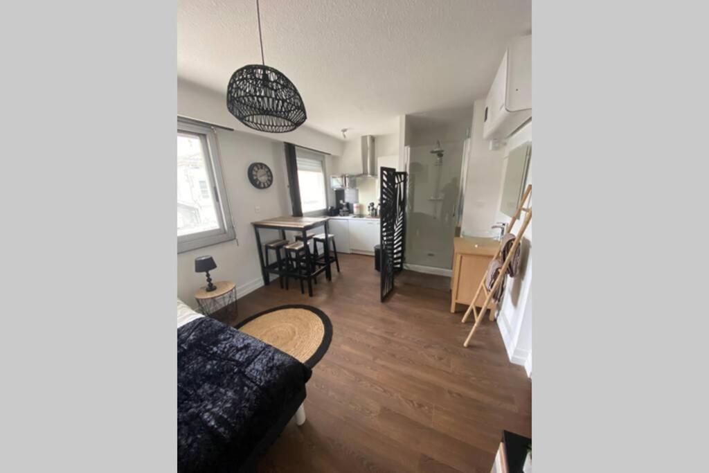 Le 13 Du Temple - Plein Coeur Centre Ville, Residence Privee, 5Mn Gare Sncf, Wifi Et Netflix Niort Exterior photo